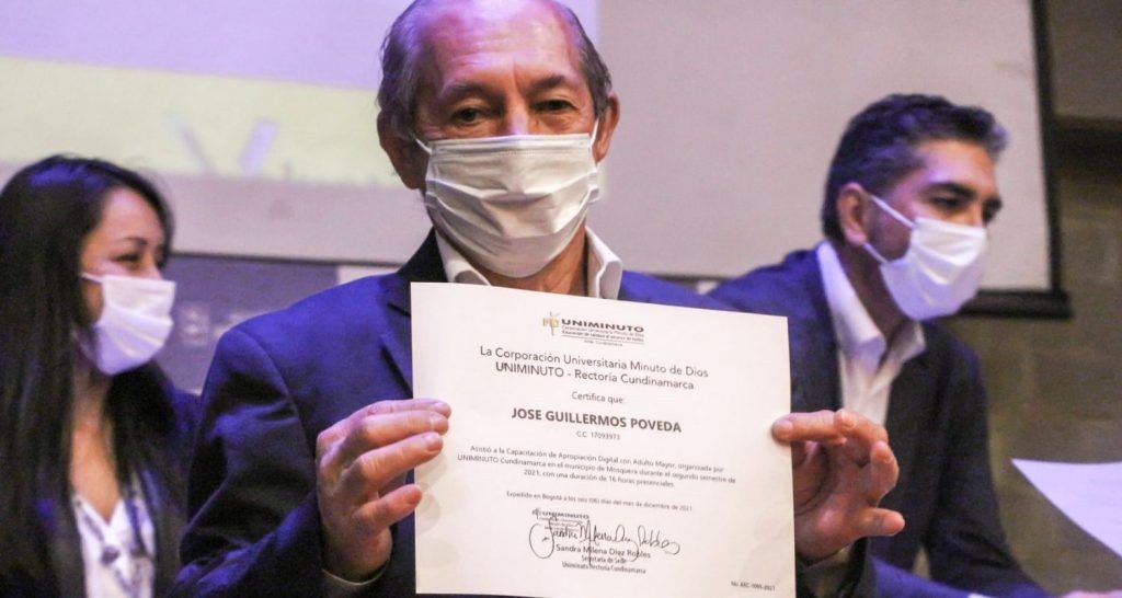 Reconocimiento a UNIMINUTO por inclusión digital de adultos mayores en Mosquera
