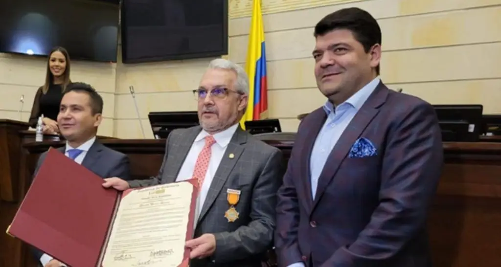 Graduado UManizales recibe condecoración del Senado de la República