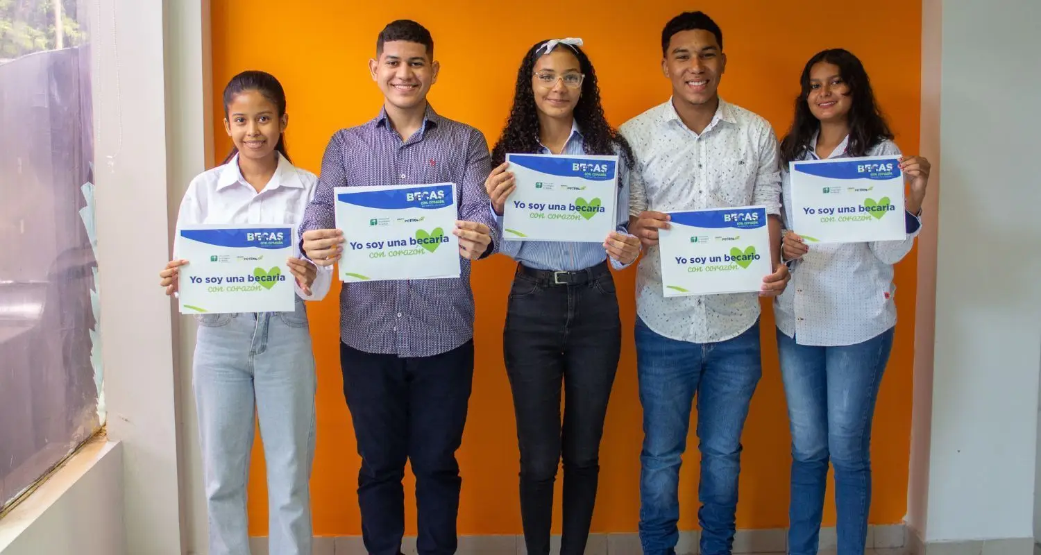 Refinería de Cartagena y la UTB entregan becas a 25 jovenes de la ciudad