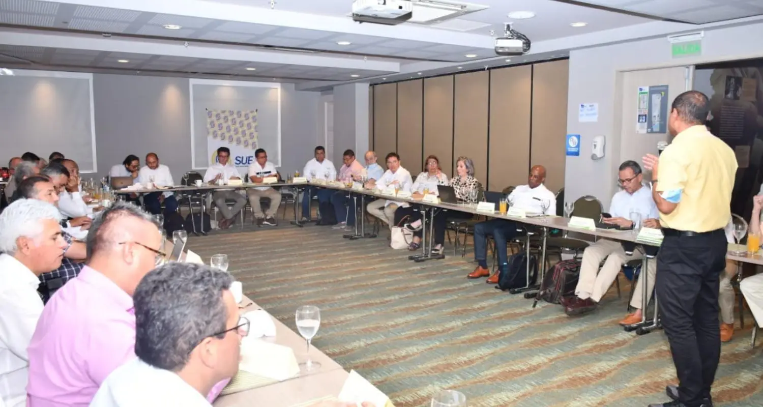 Rector de UNIMAGDALENA participó en encuentro con nuevo Ministro de Educación Alejandro Gaviria