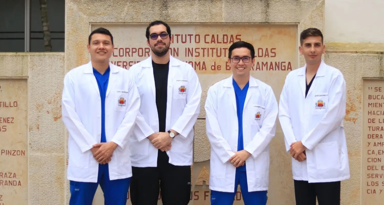 Estudiantes UNAB ganan primer puesto en investigación médica