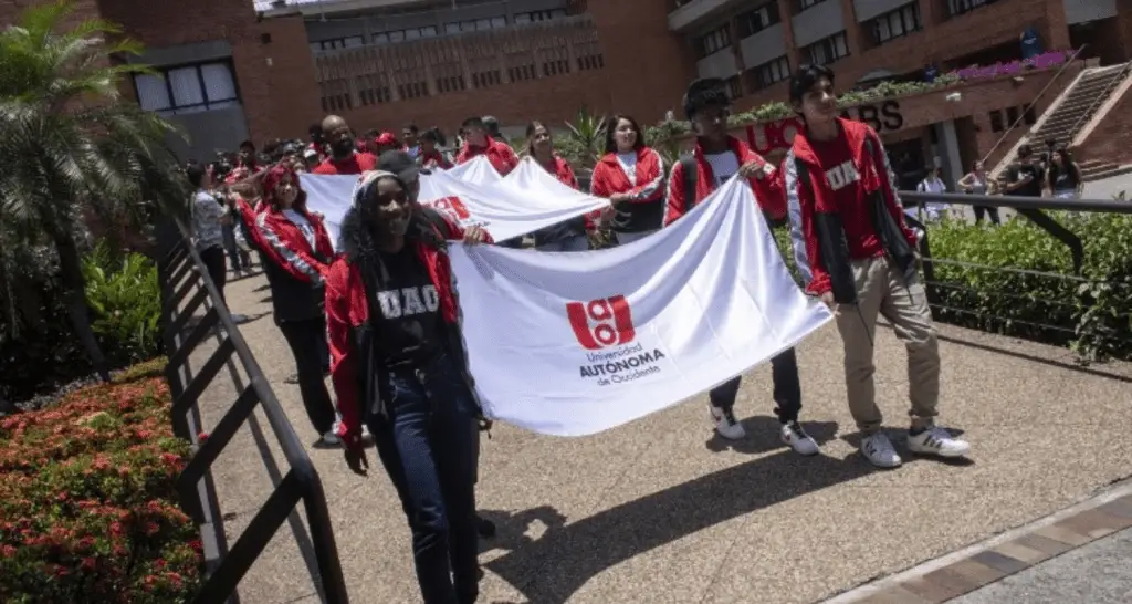 Entrega de implementación deportiva en la Universidad Autónoma de Occidente y Javeriana Cali