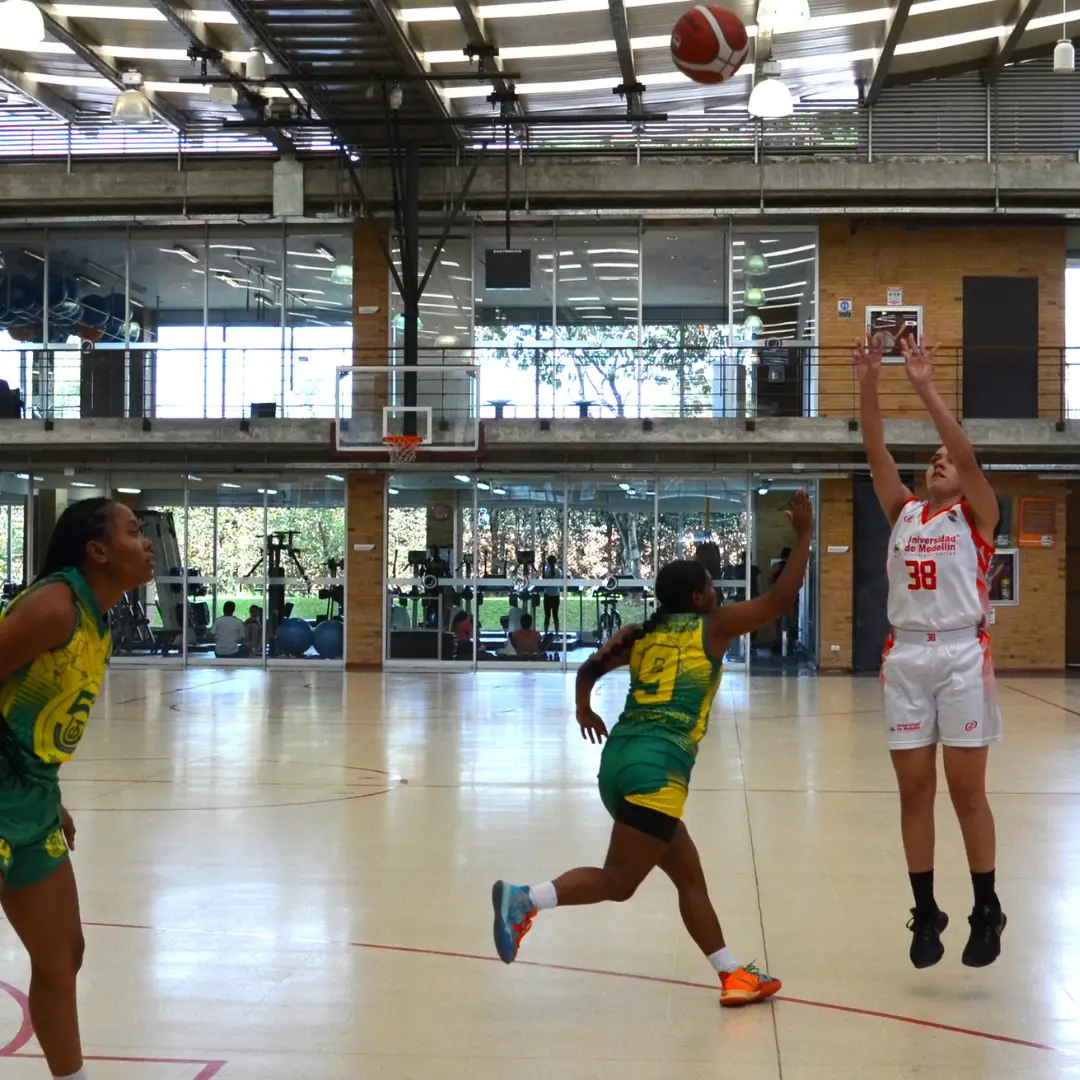 semifinal de baloncesto femenino en los Juegos Universitarios Nacionales