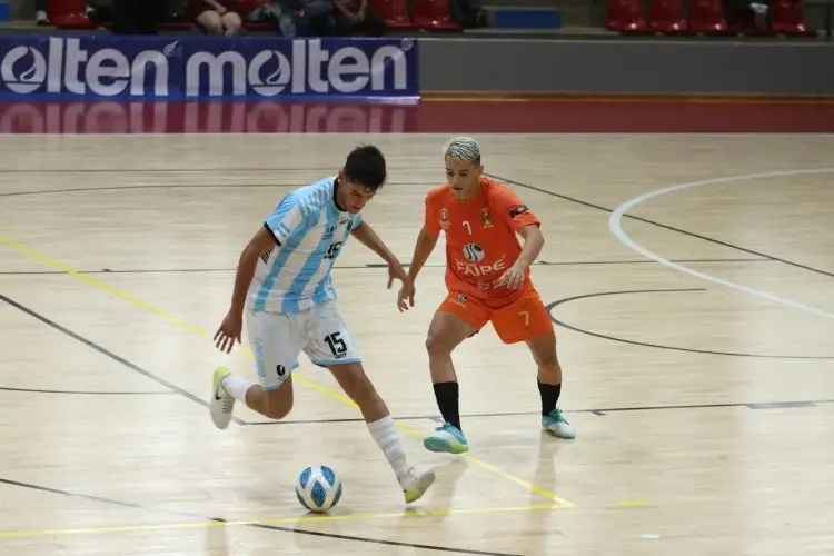 Emocionante arranque de baloncesto en los III FISU 11