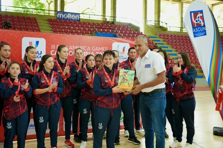 Emocionante arranque de baloncesto en los III FISU 14