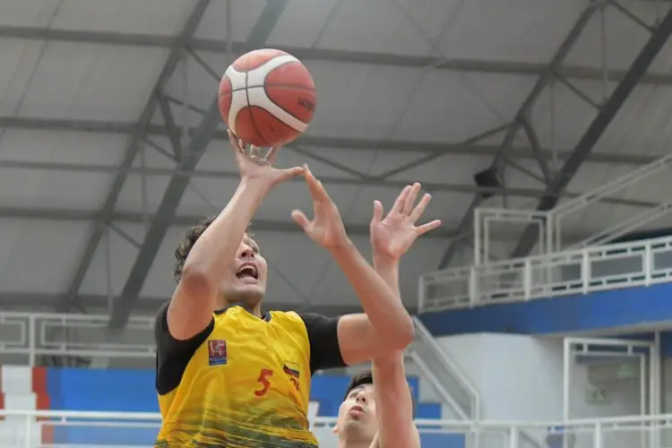 Emocionante arranque de baloncesto en los III FISU 6