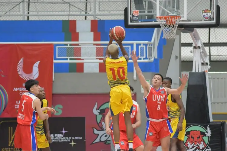 Emocionante arranque de baloncesto en los III FISU 9