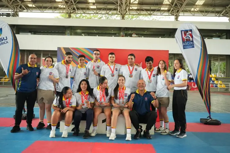 Intenso inicio de tenis de campo y emotiva clausura de karate 1