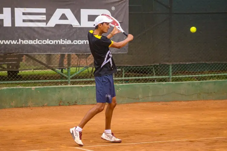 Intenso inicio de tenis de campo y emotiva clausura de karate 3