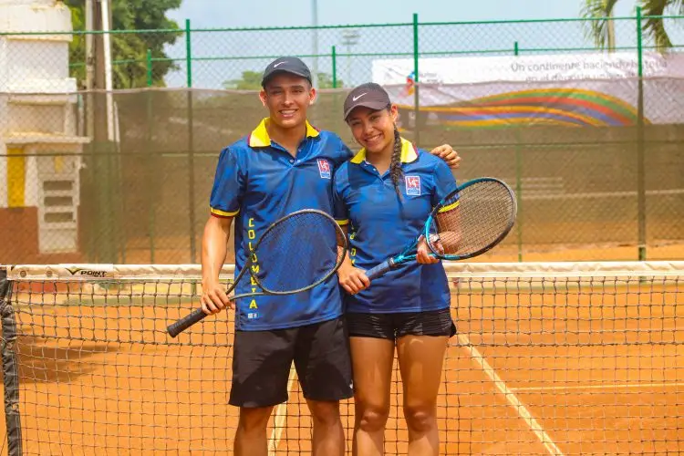 Intenso inicio de tenis de campo y emotiva clausura de karate 4
