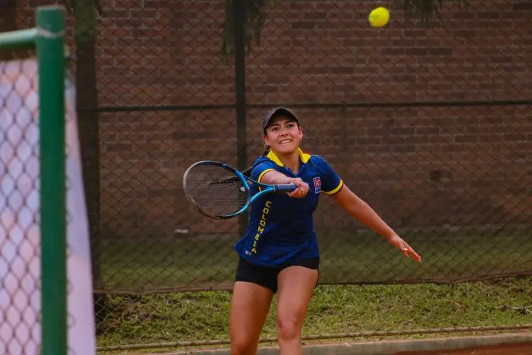 Intenso inicio de tenis de campo y emotiva clausura de karate 6