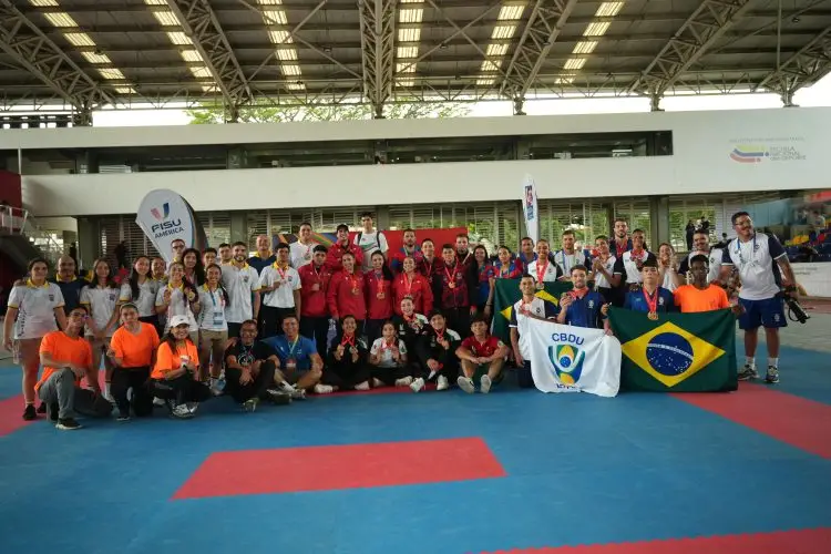 Intenso inicio de tenis de campo y emotiva clausura de karate 7