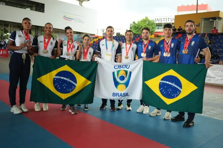 Intenso inicio de tenis de campo y emotiva clausura de karate 8