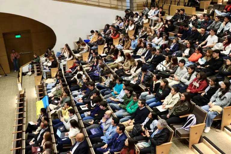 Volodimir Zelenskyy hizo llamado a la libertad y la paz desde la Universidad de La Sabana