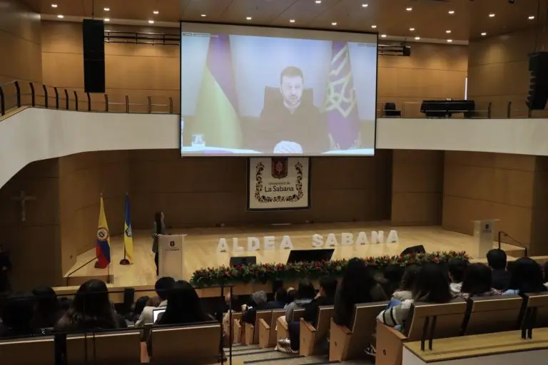 Volodimir Zelenskyy hizo llamado a la libertad y la paz desde la Universidad de La Sabana